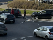 Două mașini bușite la ieșirea din parcarea unui supermarket din Satu Mare! S-a aglomerat în zonă